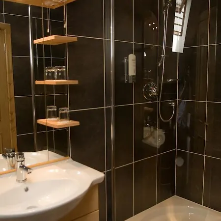 Отель Chequers 4*